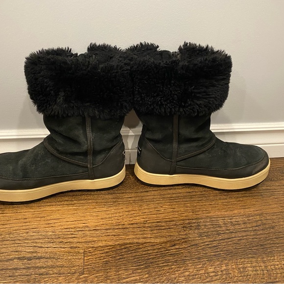 Ugg boots in very good condition. - Picture 3 of 8